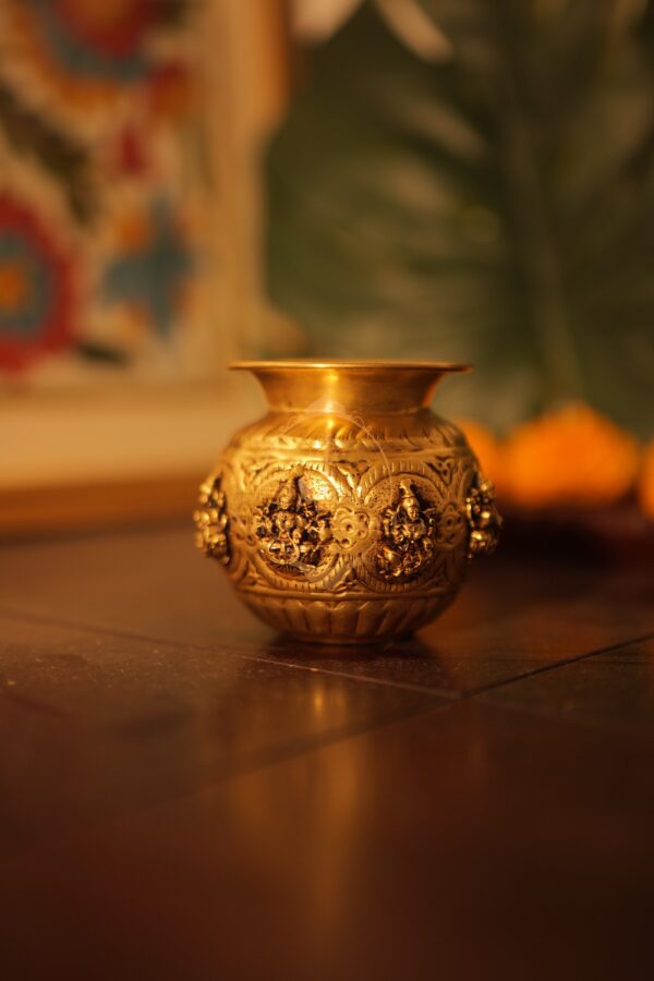 Ashtalakshmi Kalash Chombu Small