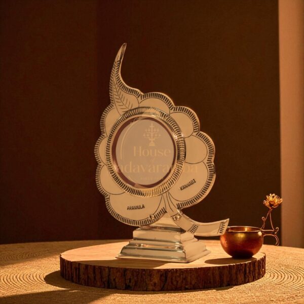 Aalila Peedam Aranmula Kannadi – Sacred Banyan Leaf Pillar Mirror